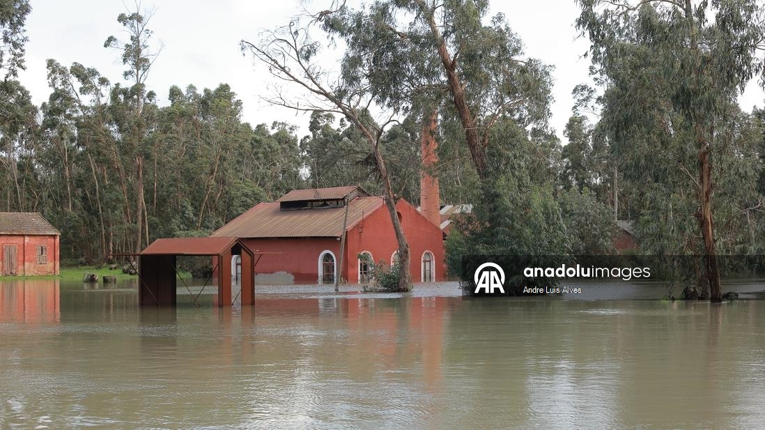 Portekiz'de sel nedeniyle cadde ve sokaklar su altında kaldı