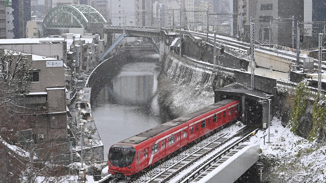 Japonya’nın başkenti Tokyo’da yılın ilk karı yağdı