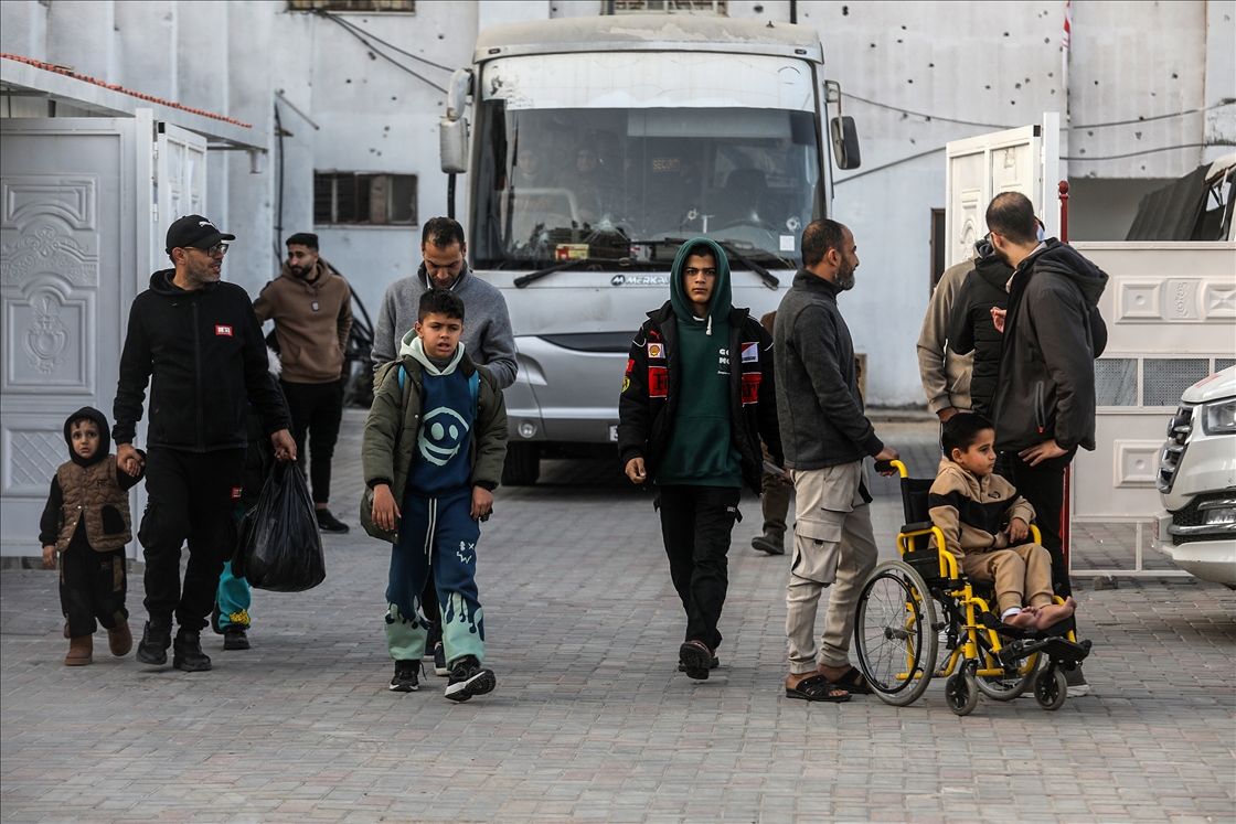 الهلال الأحمر الفلسطيني ينقل 44 مريضًا ومرافقًا من خان يونس إلى معبر رفح