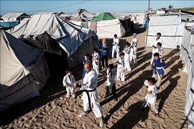 Gazze’de karate antrenörü Şakliye çadır kampındaki çocuklara eğitim veriyor