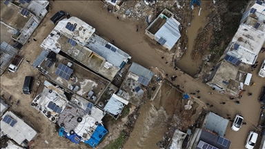 Şiddetli yağışlar nedeniyle İdlib kırsalında 10 mülteci kampı sular altında kaldı
