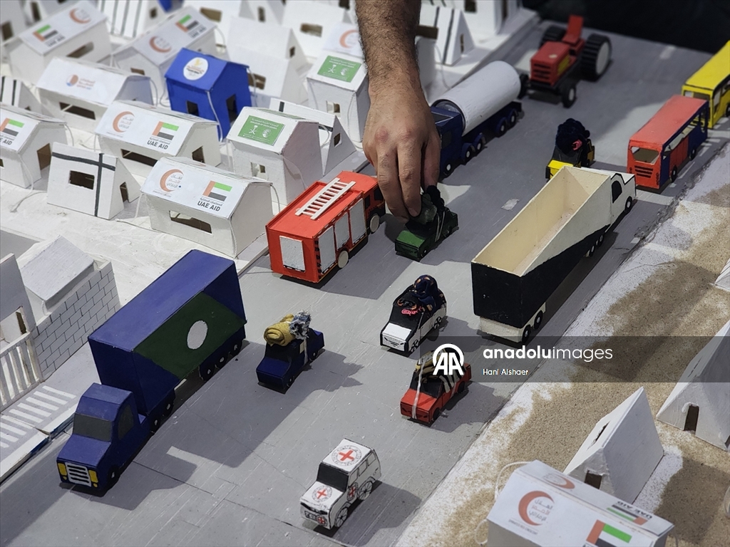 Filistinli üç genç İsrail'in Gazze'ye saldırılarını ve savaş sürecini maketlerle canlandırdı