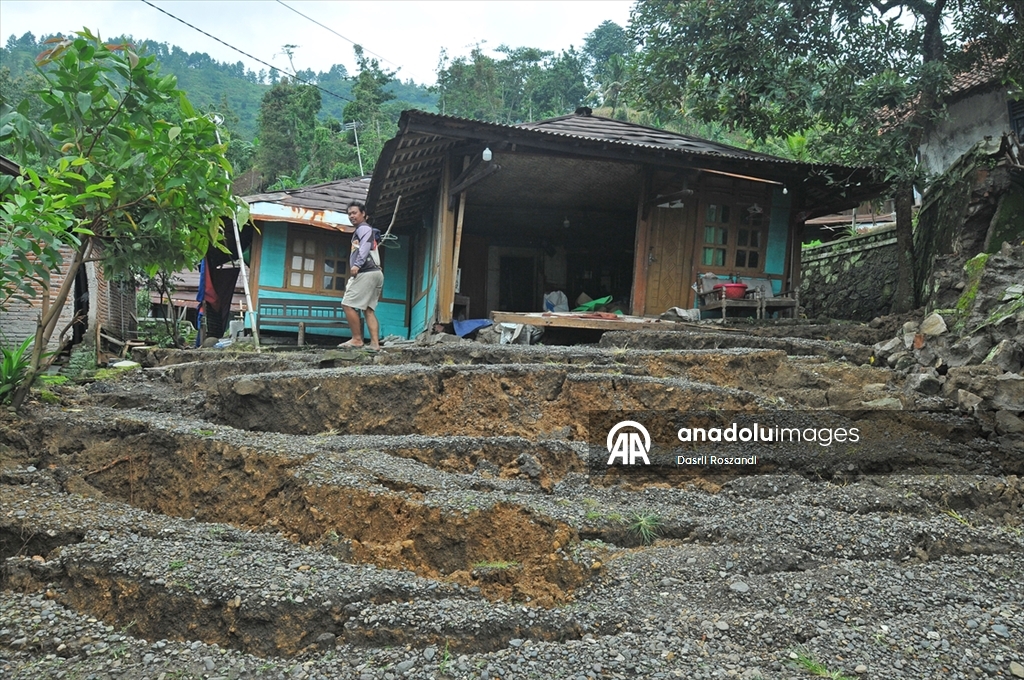 Endonezya’da toprak kayması nedeniyle çok sayıda yapı zarar gördü