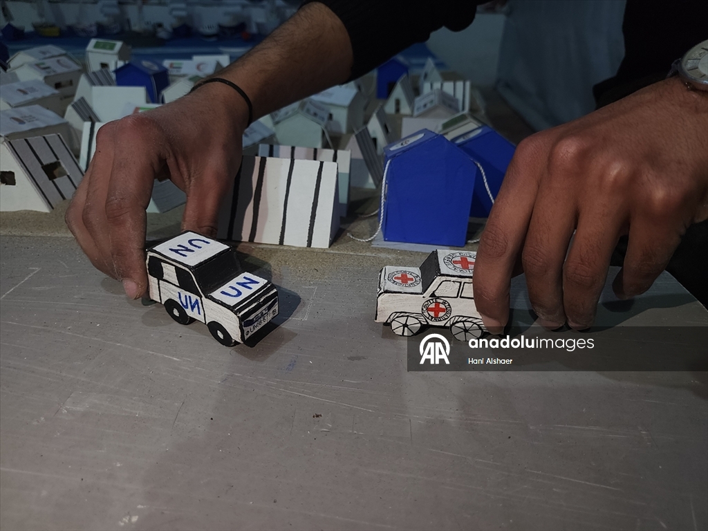 Filistinli üç genç İsrail'in Gazze'ye saldırılarını ve savaş sürecini maketlerle canlandırdı