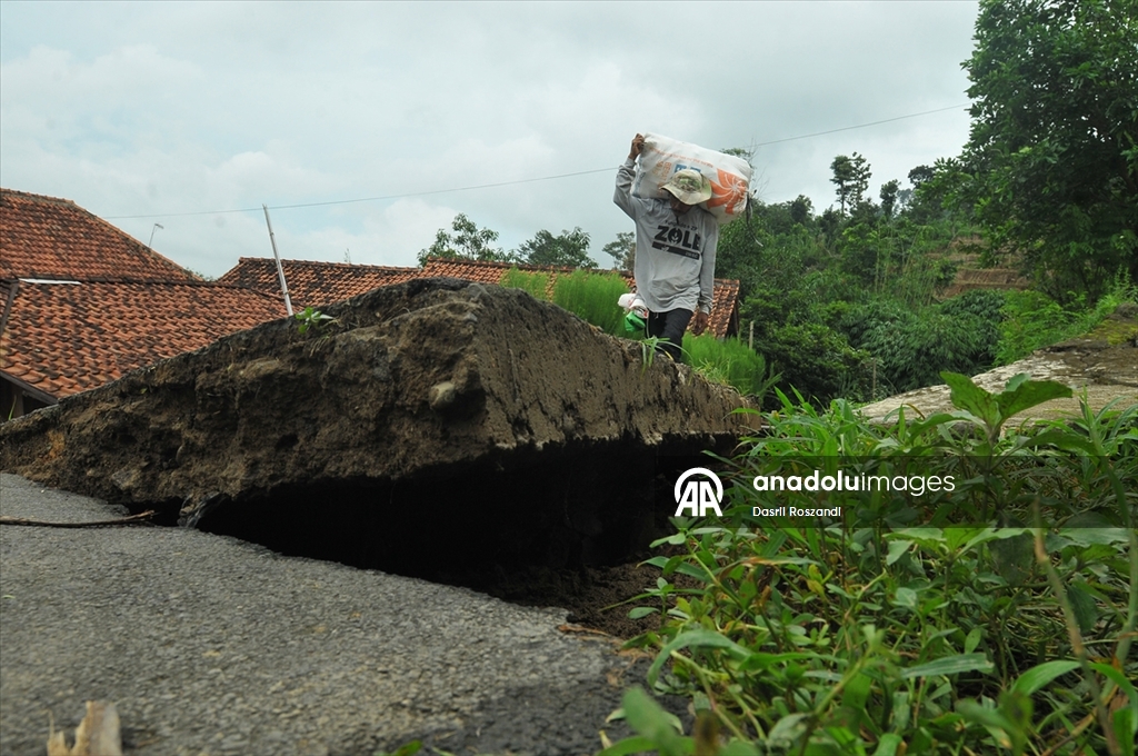 Endonezya’da toprak kayması nedeniyle çok sayıda yapı zarar gördü