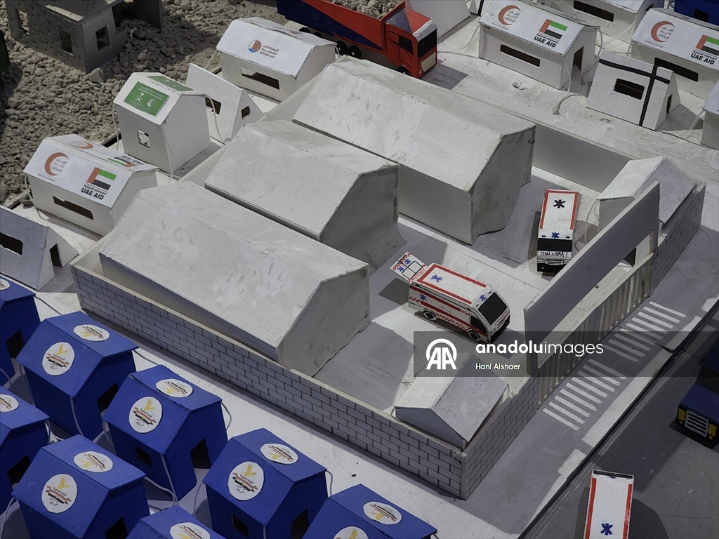 Filistinli üç genç İsrail'in Gazze'ye saldırılarını ve savaş sürecini maketlerle canlandırdı