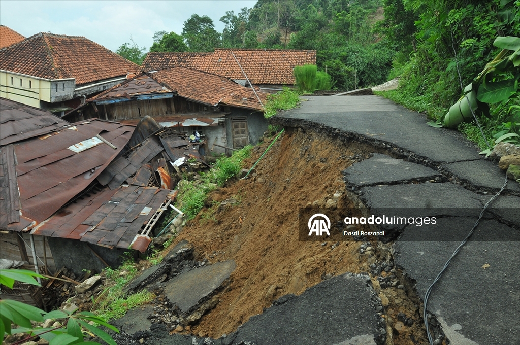Endonezya’da toprak kayması nedeniyle çok sayıda yapı zarar gördü