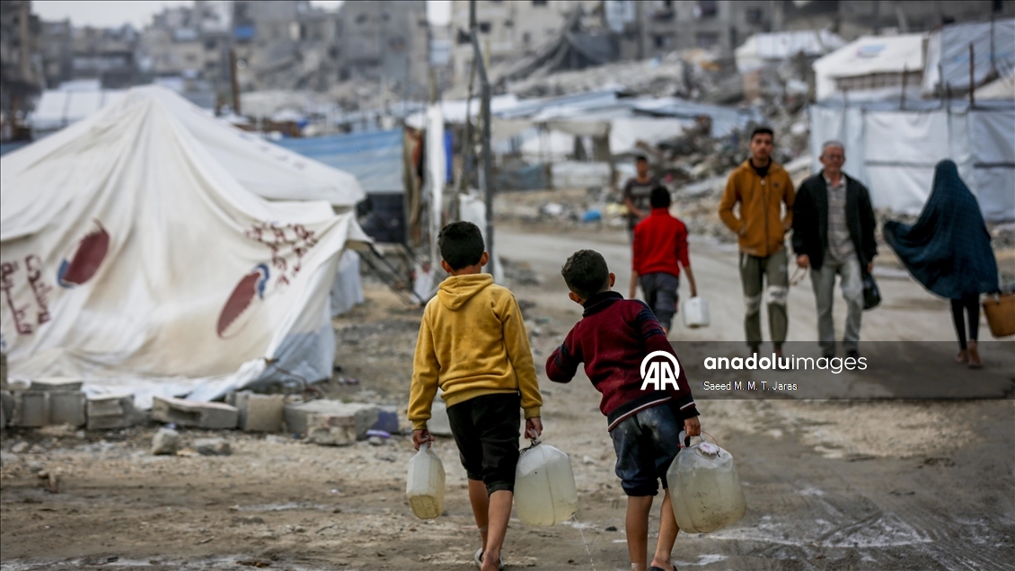 Gazze’nin Cibaliya el-Nezle beldesinde enkaz ve çöp yığınları arasında günlük yaşam