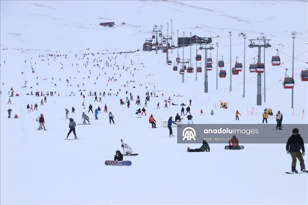 جبل أرجيس في قيصري يجذب آلاف الزوار بموسم الرياضات الشتوية