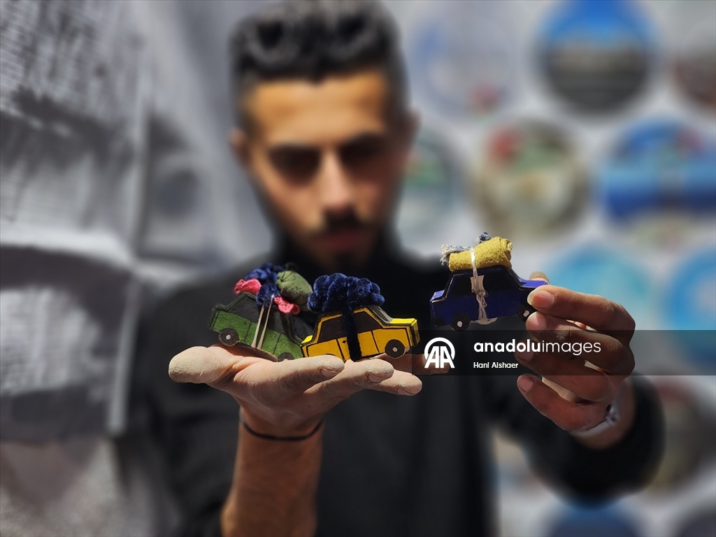 Filistinli üç genç İsrail'in Gazze'ye saldırılarını ve savaş sürecini maketlerle canlandırdı