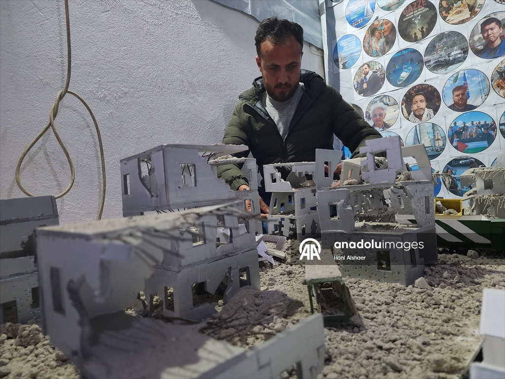 Filistinli üç genç İsrail'in Gazze'ye saldırılarını ve savaş sürecini maketlerle canlandırdı