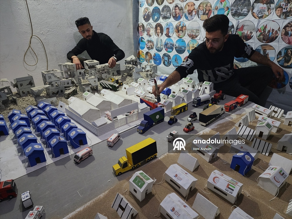 Filistinli üç genç İsrail'in Gazze'ye saldırılarını ve savaş sürecini maketlerle canlandırdı