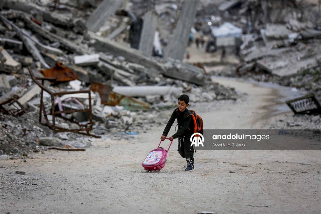 Gazze’nin Cibaliya el-Nezle beldesinde enkaz ve çöp yığınları arasında günlük yaşam