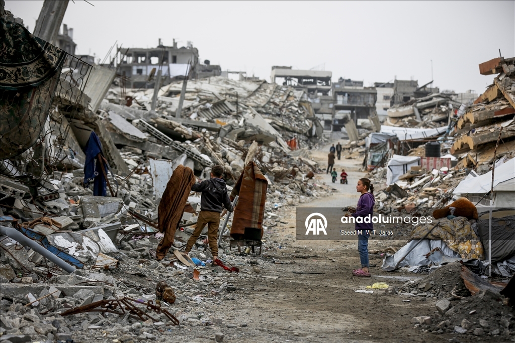 Gazze’nin Cibaliya el-Nezle beldesinde enkaz ve çöp yığınları arasında günlük yaşam
