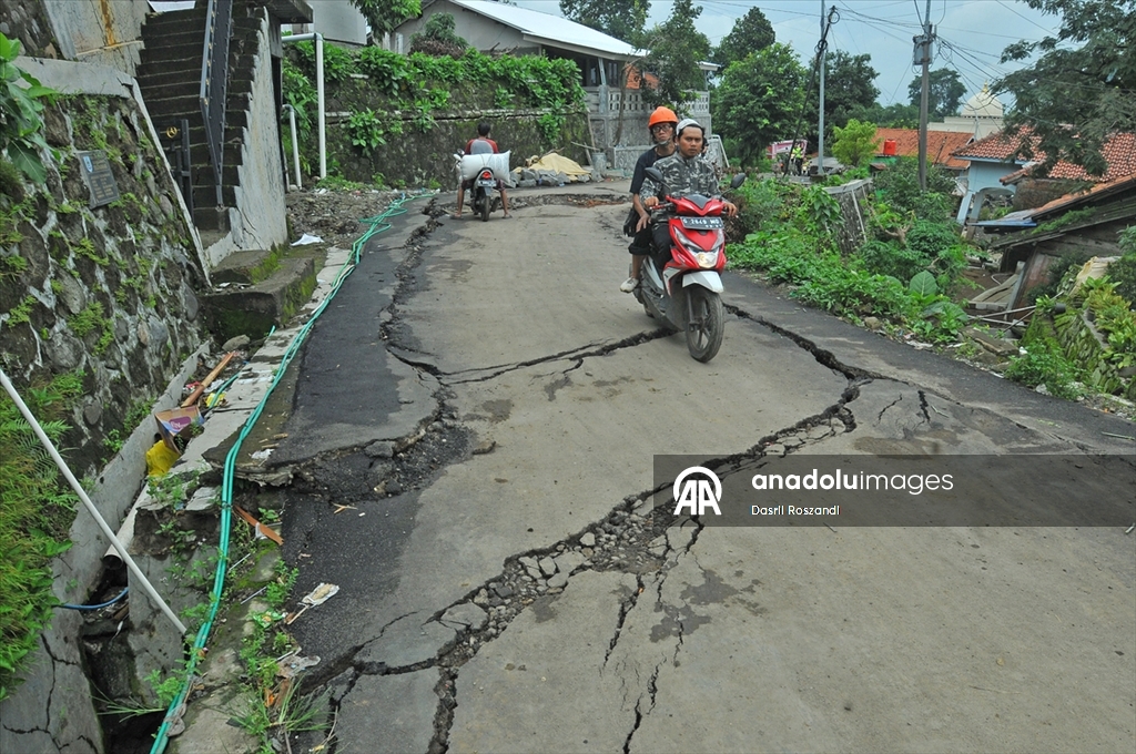 Endonezya’da toprak kayması nedeniyle çok sayıda yapı zarar gördü