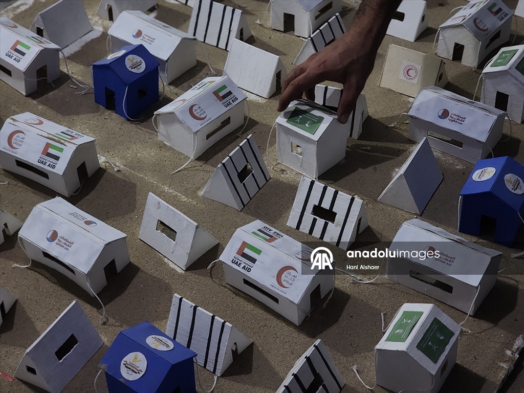 Filistinli üç genç İsrail'in Gazze'ye saldırılarını ve savaş sürecini maketlerle canlandırdı