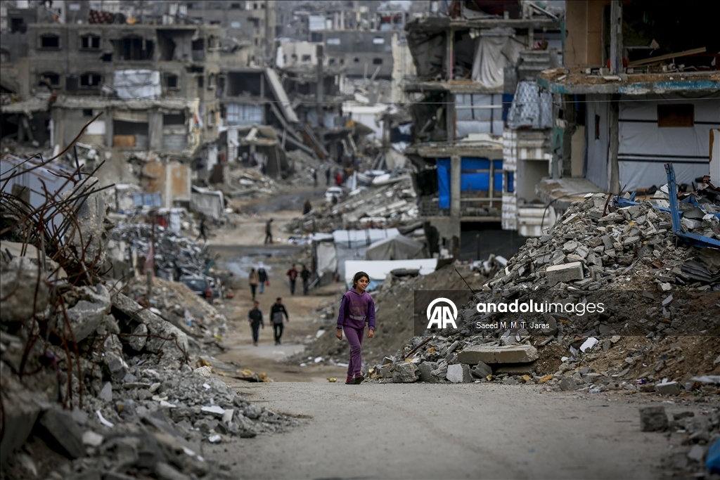 Gazze’nin Cibaliya el-Nezle beldesinde enkaz ve çöp yığınları arasında günlük yaşam