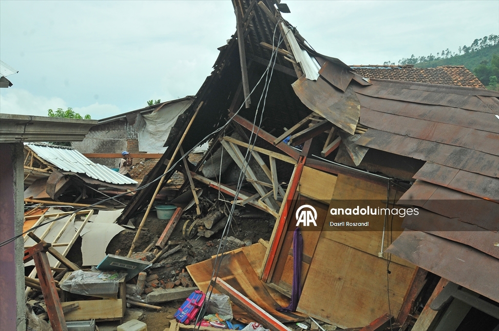 Endonezya’da toprak kayması nedeniyle çok sayıda yapı zarar gördü