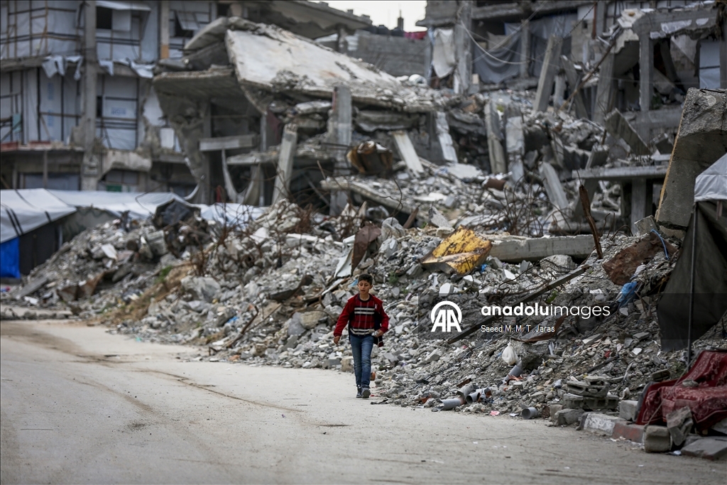 Gazze’nin Cibaliya el-Nezle beldesinde enkaz ve çöp yığınları arasında günlük yaşam