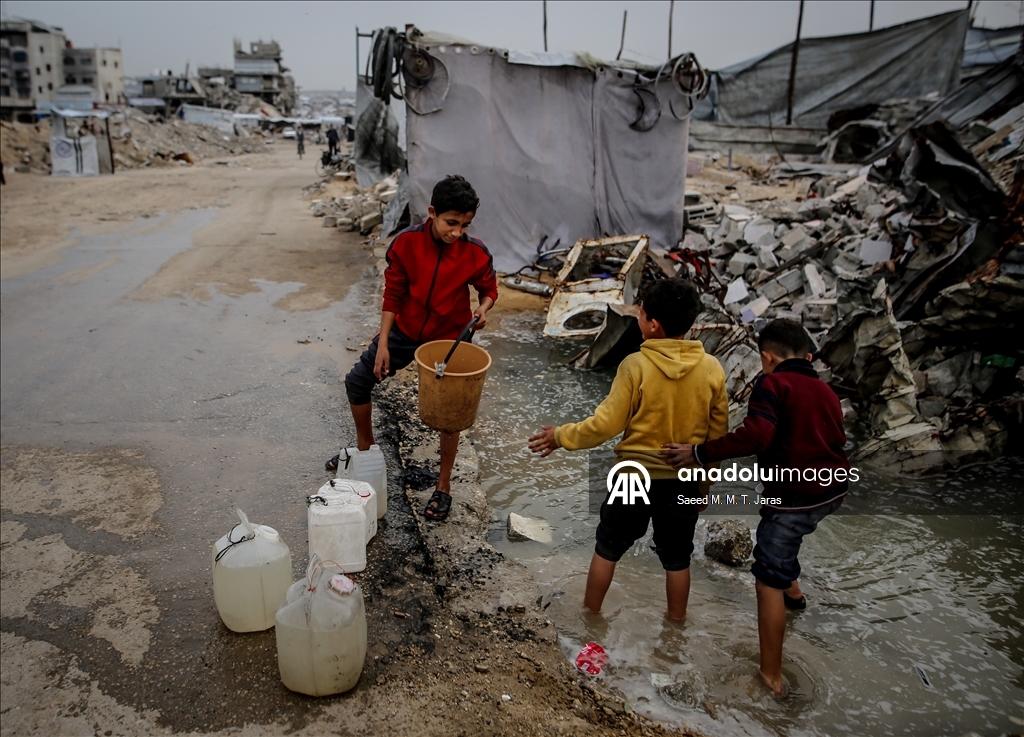 Gazze’nin Cibaliya el-Nezle beldesinde enkaz ve çöp yığınları arasında günlük yaşam