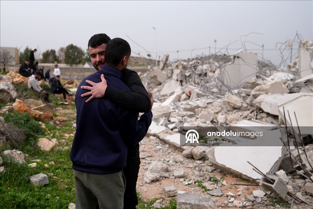 İsrail ordusu, Batı Şeria'da Filistinlilere ait bir ev ile tarım tesisini yıktı