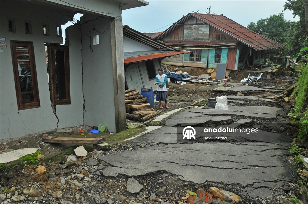 Endonezya’da toprak kayması nedeniyle çok sayıda yapı zarar gördü