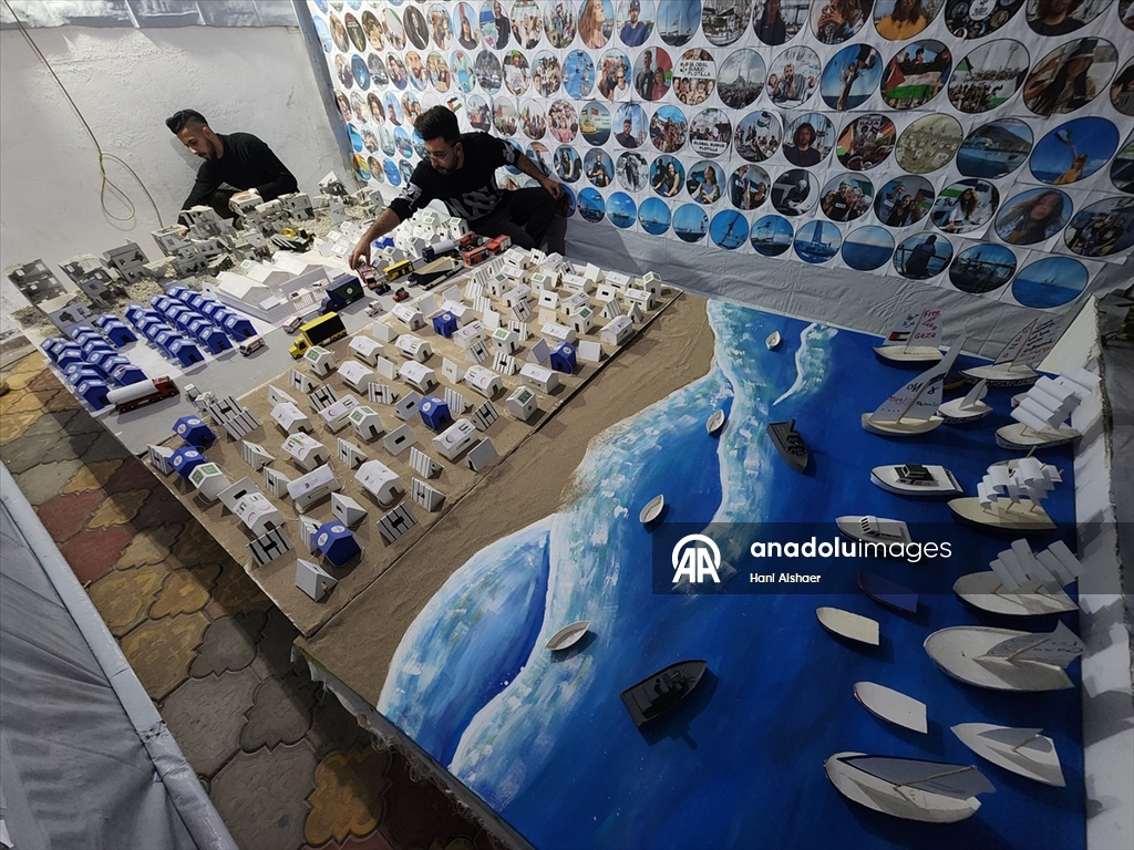 Filistinli üç genç İsrail'in Gazze'ye saldırılarını ve savaş sürecini maketlerle canlandırdı