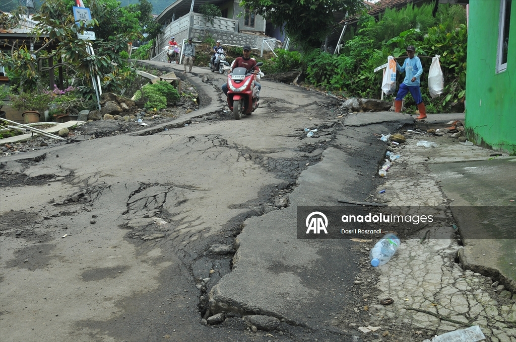 Endonezya’da toprak kayması nedeniyle çok sayıda yapı zarar gördü