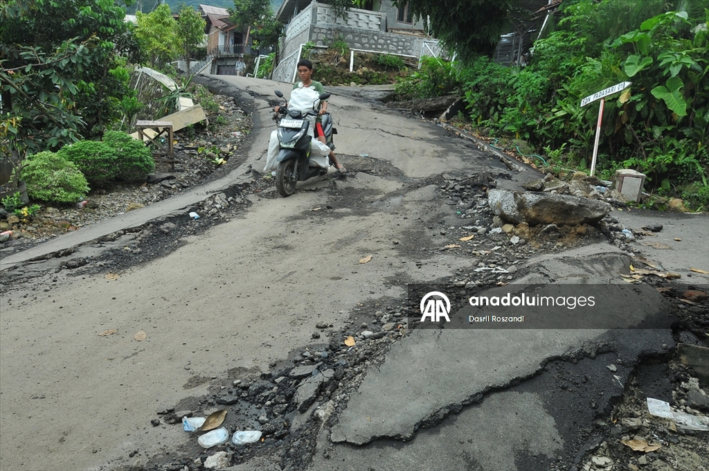 Endonezya’da toprak kayması nedeniyle çok sayıda yapı zarar gördü