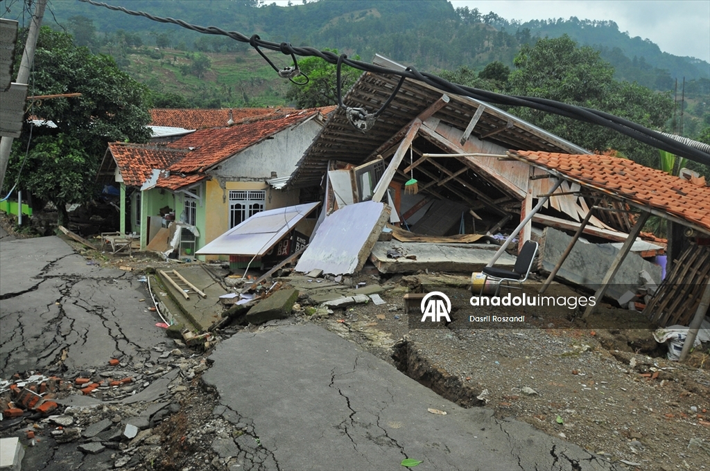 Endonezya’da toprak kayması nedeniyle çok sayıda yapı zarar gördü