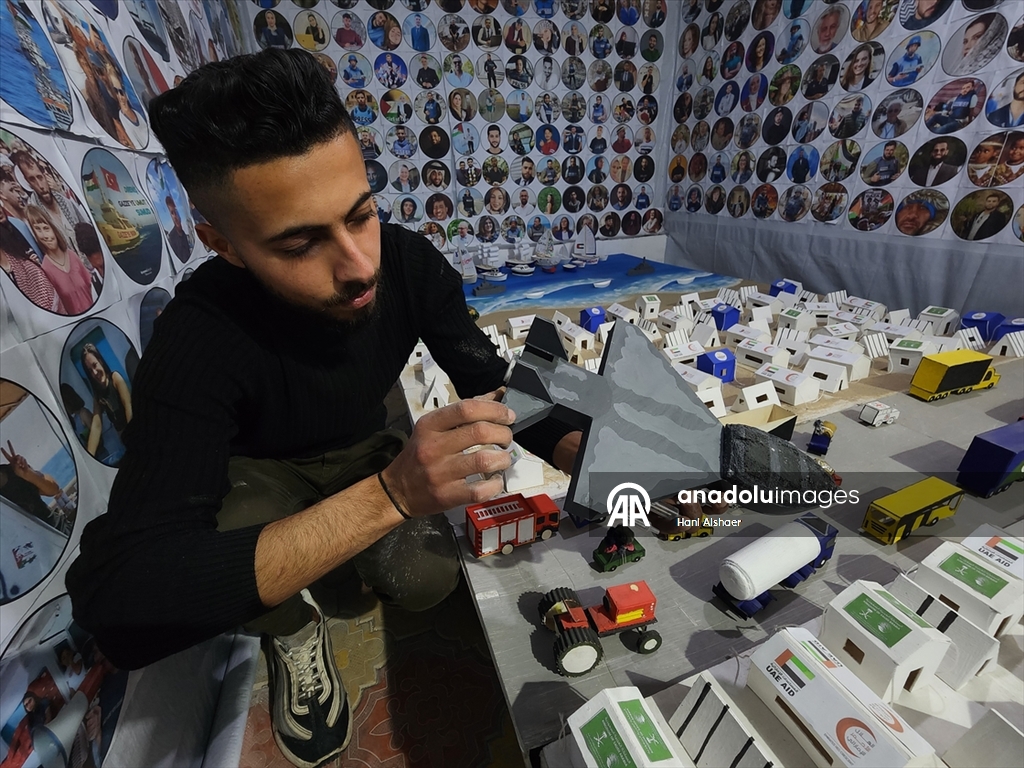 Filistinli üç genç İsrail'in Gazze'ye saldırılarını ve savaş sürecini maketlerle canlandırdı