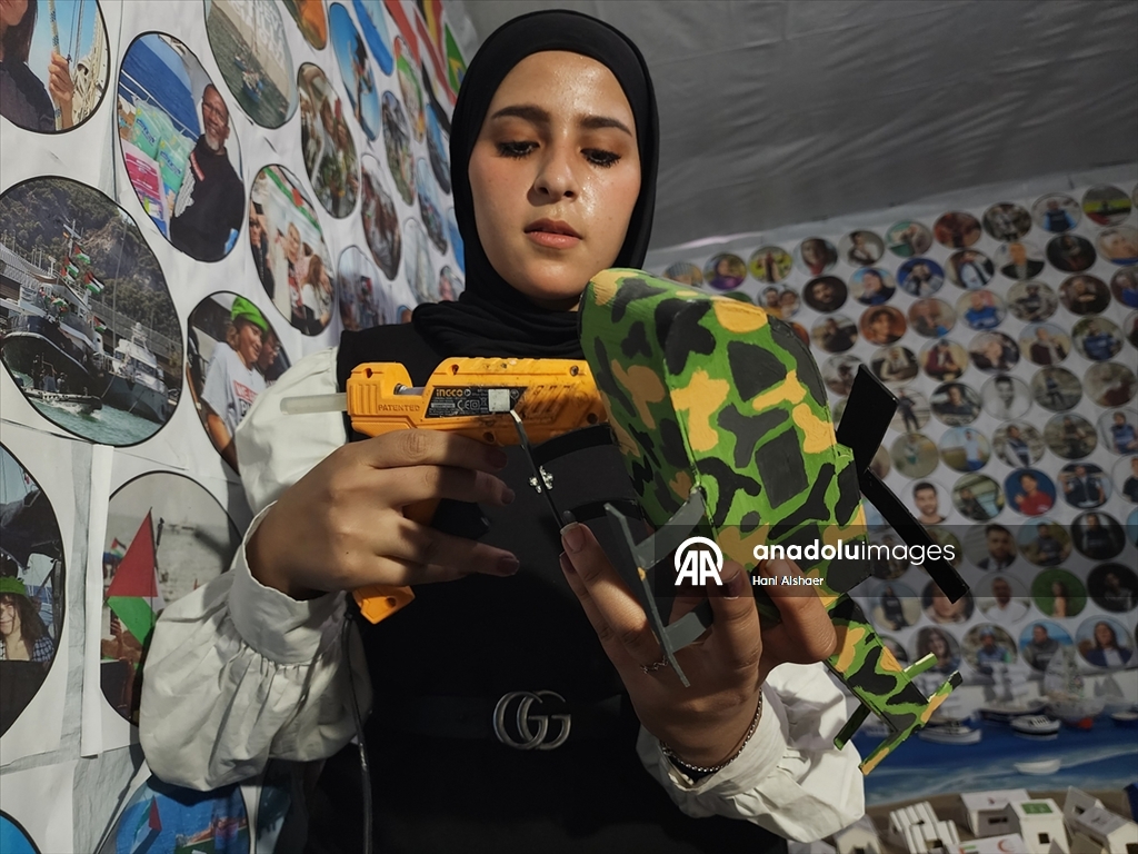 Filistinli üç genç İsrail'in Gazze'ye saldırılarını ve savaş sürecini maketlerle canlandırdı