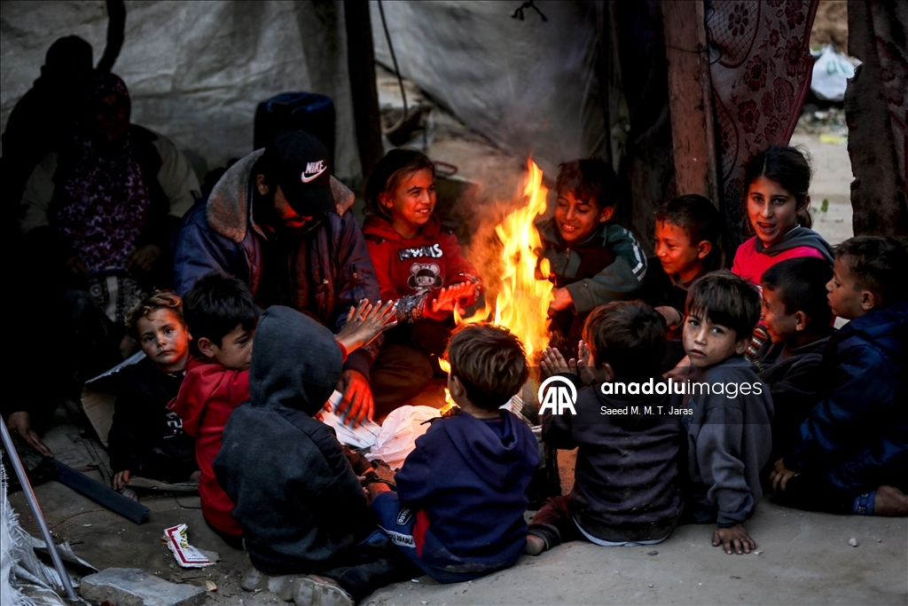 Gazze’nin Cibaliya el-Nezle beldesinde enkaz ve çöp yığınları arasında günlük yaşam