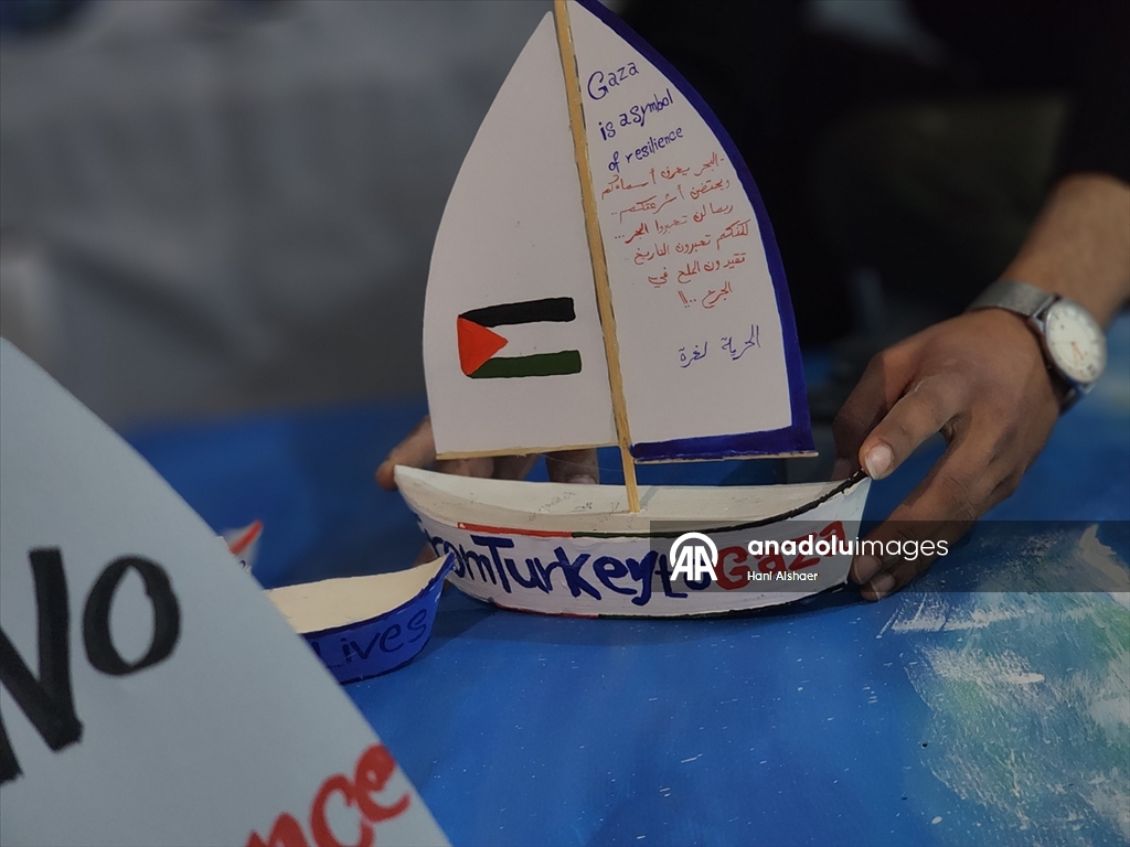 Filistinli üç genç İsrail'in Gazze'ye saldırılarını ve savaş sürecini maketlerle canlandırdı