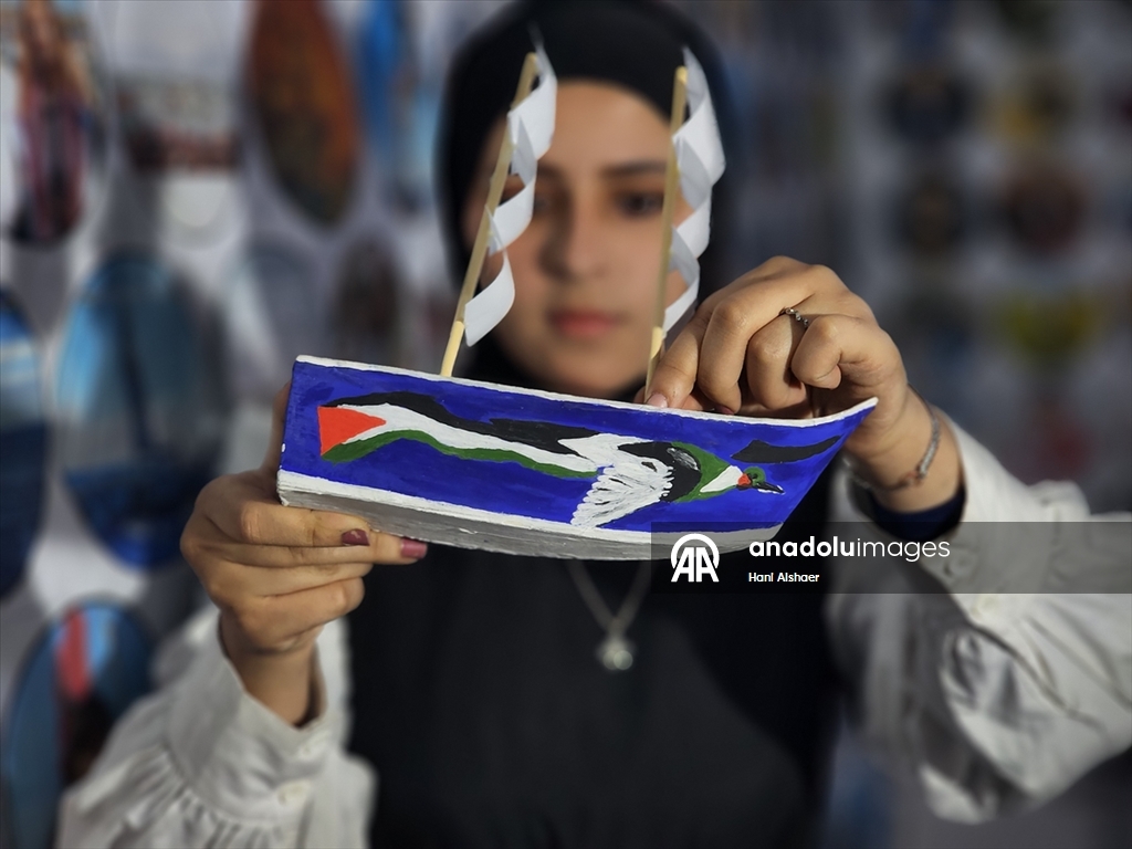 Filistinli üç genç İsrail'in Gazze'ye saldırılarını ve savaş sürecini maketlerle canlandırdı