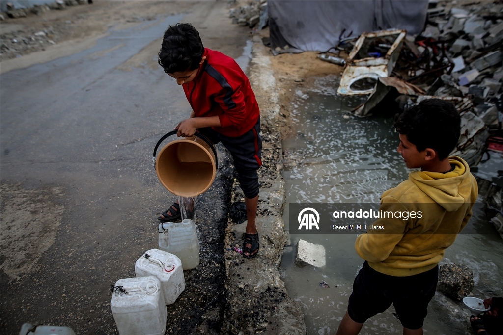 Gazze’nin Cibaliya el-Nezle beldesinde enkaz ve çöp yığınları arasında günlük yaşam