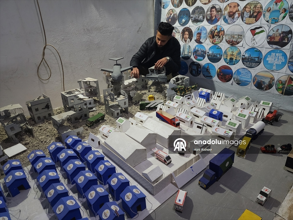Filistinli üç genç İsrail'in Gazze'ye saldırılarını ve savaş sürecini maketlerle canlandırdı