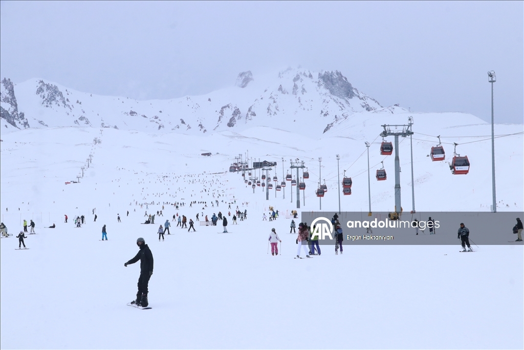 جبل أرجيس في قيصري يجذب آلاف الزوار بموسم الرياضات الشتوية
