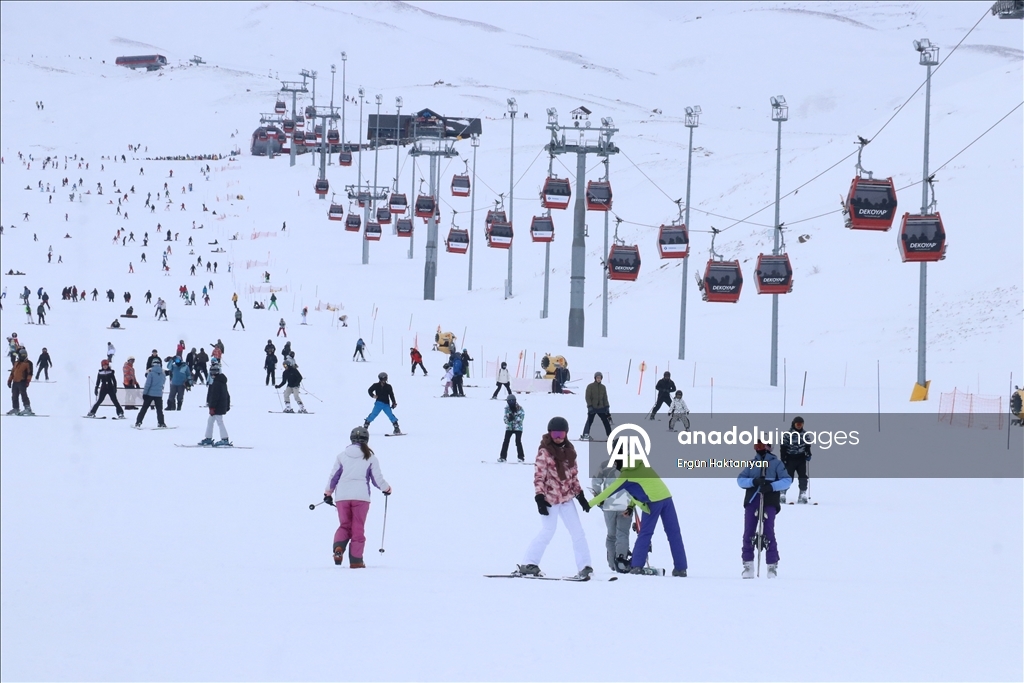 جبل أرجيس في قيصري يجذب آلاف الزوار بموسم الرياضات الشتوية