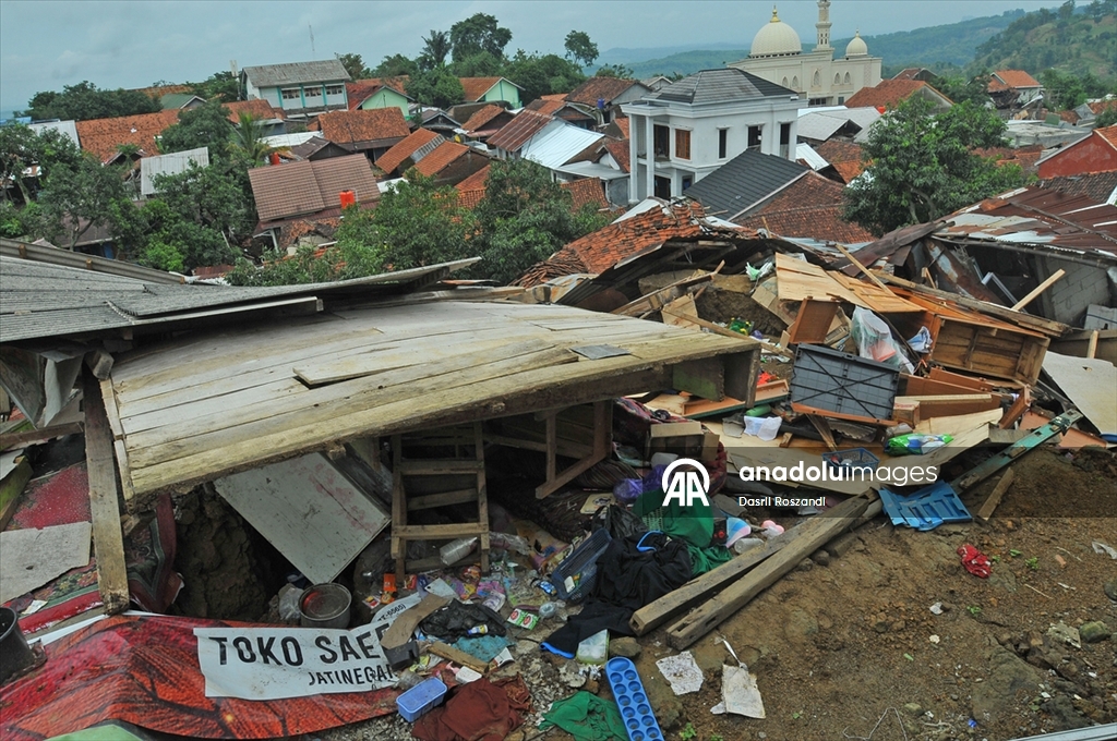 Endonezya’da toprak kayması nedeniyle çok sayıda yapı zarar gördü