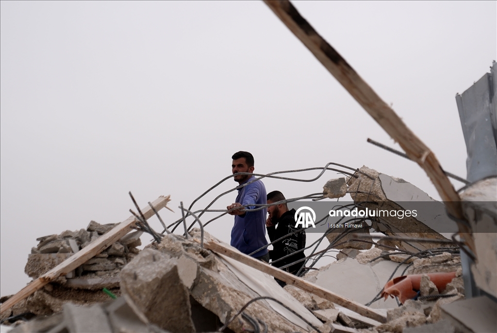 İsrail ordusu, Batı Şeria'da Filistinlilere ait bir ev ile tarım tesisini yıktı