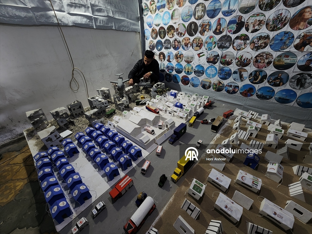 Filistinli üç genç İsrail'in Gazze'ye saldırılarını ve savaş sürecini maketlerle canlandırdı