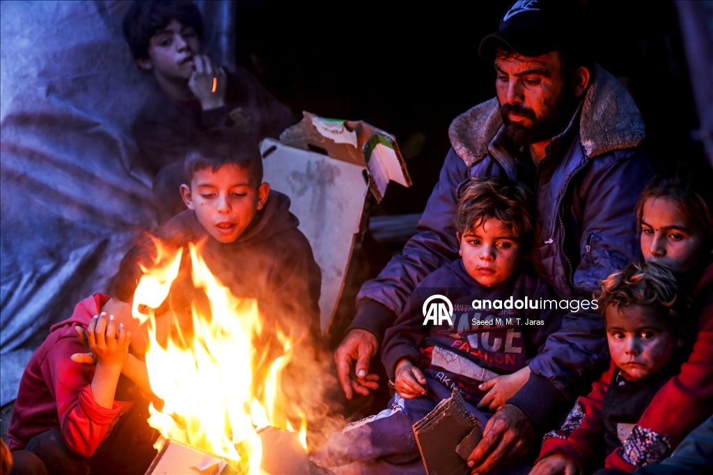 Gazze’nin Cibaliya el-Nezle beldesinde enkaz ve çöp yığınları arasında günlük yaşam