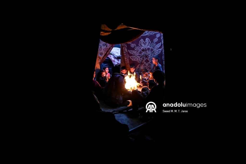 Gazze’nin Cibaliya el-Nezle beldesinde enkaz ve çöp yığınları arasında günlük yaşam