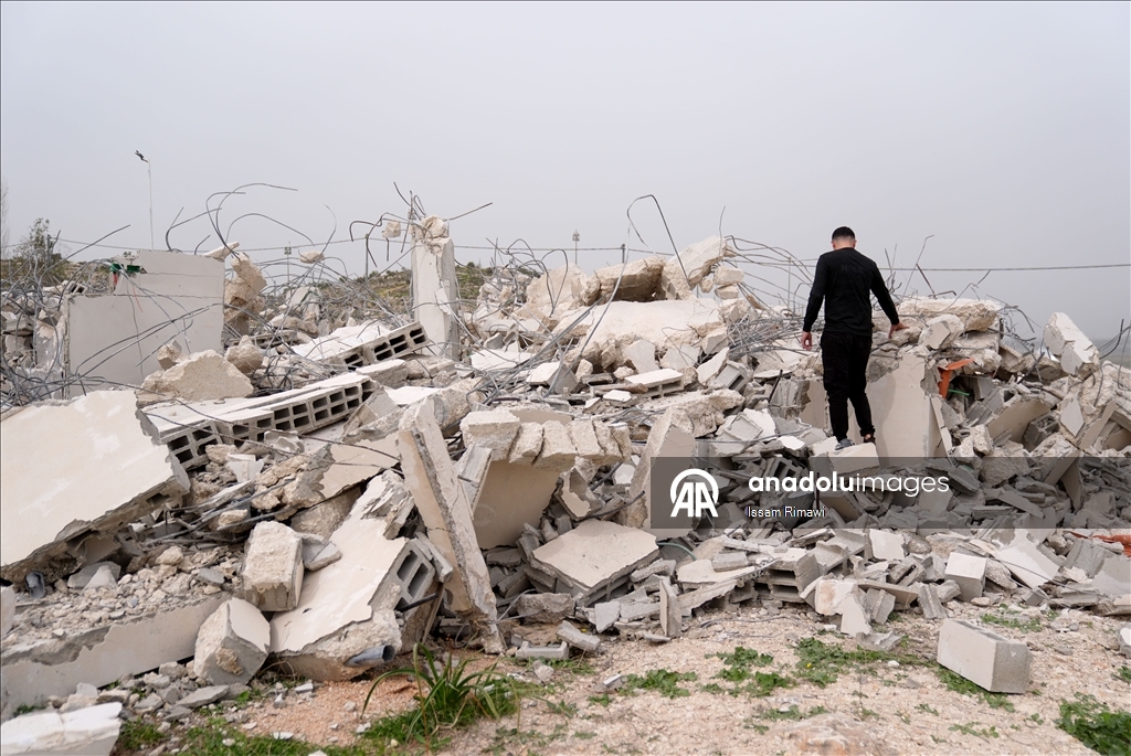 İsrail ordusu, Batı Şeria'da Filistinlilere ait bir ev ile tarım tesisini yıktı