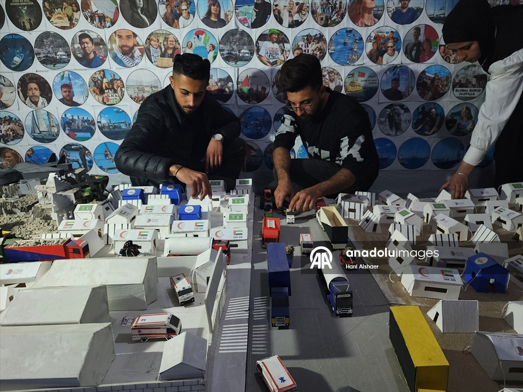 Filistinli üç genç İsrail'in Gazze'ye saldırılarını ve savaş sürecini maketlerle canlandırdı