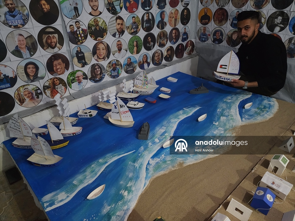 Filistinli üç genç İsrail'in Gazze'ye saldırılarını ve savaş sürecini maketlerle canlandırdı