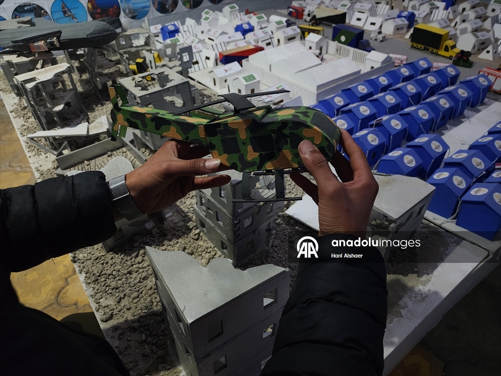 Filistinli üç genç İsrail'in Gazze'ye saldırılarını ve savaş sürecini maketlerle canlandırdı