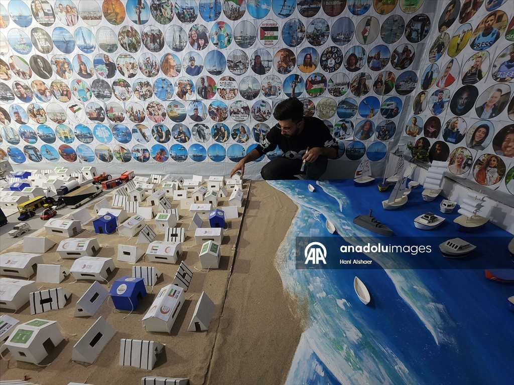 Filistinli üç genç İsrail'in Gazze'ye saldırılarını ve savaş sürecini maketlerle canlandırdı