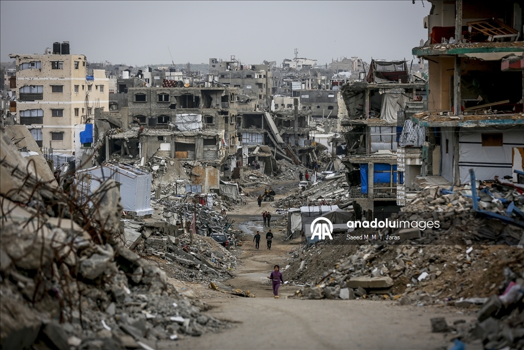Gazze’nin Cibaliya el-Nezle beldesinde enkaz ve çöp yığınları arasında günlük yaşam